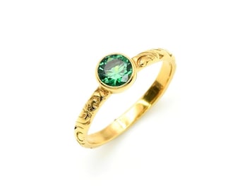 Gouden smaragdring, gemaakt van smaragd, sierlijke ring, band met reliëf, boho-ring, stapelbare ring, tribale ring, gouden boho-band, goud vermeil