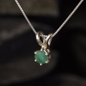 Colgante de esmeralda natural, delicado collar redondo, dije de esmeralda natural, piedra de nacimiento de mayo, lindo colgante redondo, esmeralda auténtica, colgante solitario imagen 8