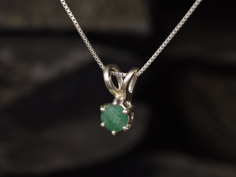 Colgante de esmeralda natural, delicado collar redondo, dije de esmeralda natural, piedra de nacimiento de mayo, lindo colgante redondo, esmeralda auténtica, colgante solitario imagen 8