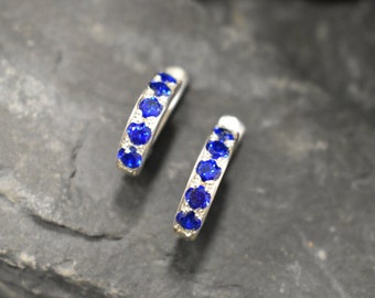 Clous d'oreilles en saphir argentés, boucles d'oreilles verticales en saphir, boucles d'oreilles en saphir créé, clous en pierres précieuses bleues, demi-créoles, anneaux par Adina