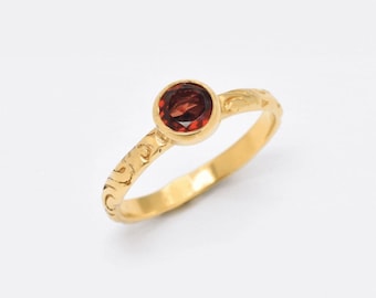 Gouden granaatring, stapelbare ring met rode edelsteen, geboortesteen van januari.