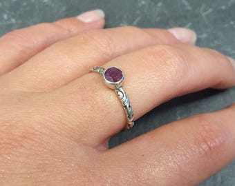 Rubin Ring, Natürlicher Rubin Ring, Juli Birthtone, Stammes Silber Ring, Rot VintageRing, Roter Rubin Ring, Rubin Solitär Ring, Massiver Silberring