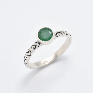 Ring smaragd, natuurlijke smaragd ring, geboortesteen mei, tribal ring, groene vintage ring, solitaire ring, zilveren sierlijke ring, massief zilveren ring afbeelding 1