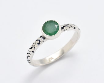 Ring smaragd, natuurlijke smaragd ring, geboortesteen mei, tribal ring, groene vintage ring, solitaire ring, zilveren sierlijke ring, massief zilveren ring