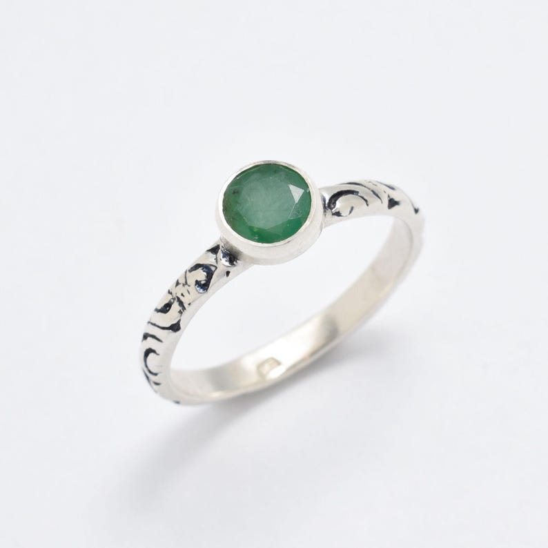 Ring smaragd, natuurlijke smaragd ring, geboortesteen mei, tribal ring, groene vintage ring, solitaire ring, zilveren sierlijke ring, massief zilveren ring afbeelding 1