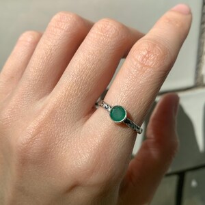 Ring smaragd, natuurlijke smaragd ring, geboortesteen mei, tribal ring, groene vintage ring, solitaire ring, zilveren sierlijke ring, massief zilveren ring afbeelding 2
