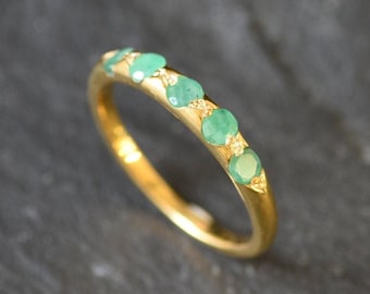 Gold-Smaragd-Band, natürlicher Smaragd, Mai-Geburtsstein, stapelbares Gold-Band, Halb-Eternity-Ring, grüner Vintage-Ring, Smaragd-Ring, Vermeil-Ring