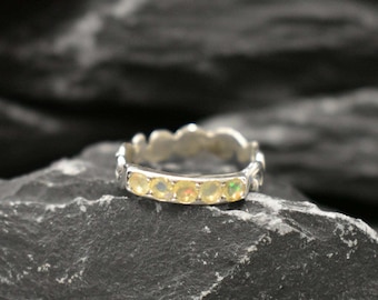 Anillo de ópalo, anillo de ópalo etíope, anillo de ópalo natural, anillo de media eternidad, anillo de octubre, anillo de ópalo de fuego, anillo vintage de ópalo, anillo vintage de plata