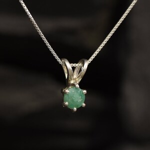 Colgante de esmeralda natural, delicado collar redondo, dije de esmeralda natural, piedra de nacimiento de mayo, lindo colgante redondo, esmeralda auténtica, colgante solitario imagen 7