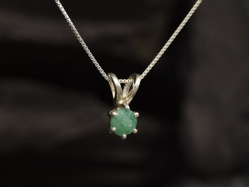 Colgante de esmeralda natural, delicado collar redondo, dije de esmeralda natural, piedra de nacimiento de mayo, lindo colgante redondo, esmeralda auténtica, colgante solitario imagen 7