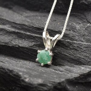 Colgante de esmeralda natural, delicado collar redondo, dije de esmeralda natural, piedra de nacimiento de mayo, lindo colgante redondo, esmeralda auténtica, colgante solitario imagen 10