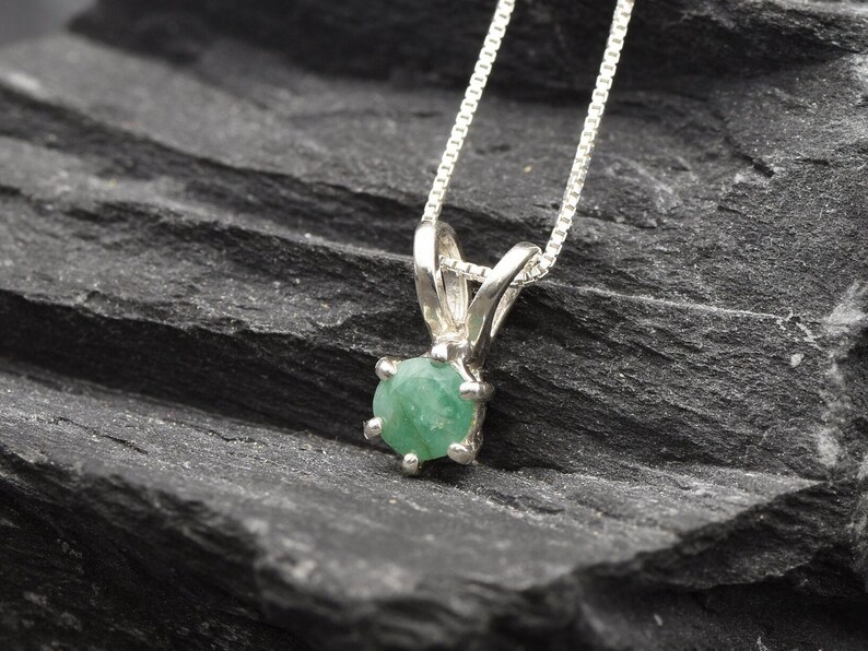 Colgante de esmeralda natural, delicado collar redondo, dije de esmeralda natural, piedra de nacimiento de mayo, lindo colgante redondo, esmeralda auténtica, colgante solitario imagen 10