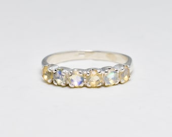 Anillo de ópalo, ópalo natural, piedra de nacimiento de octubre, anillo de media eternidad, anillo apilable, anillo de ópalo etíope, anillo de ópalo vintage, anillo de plata maciza