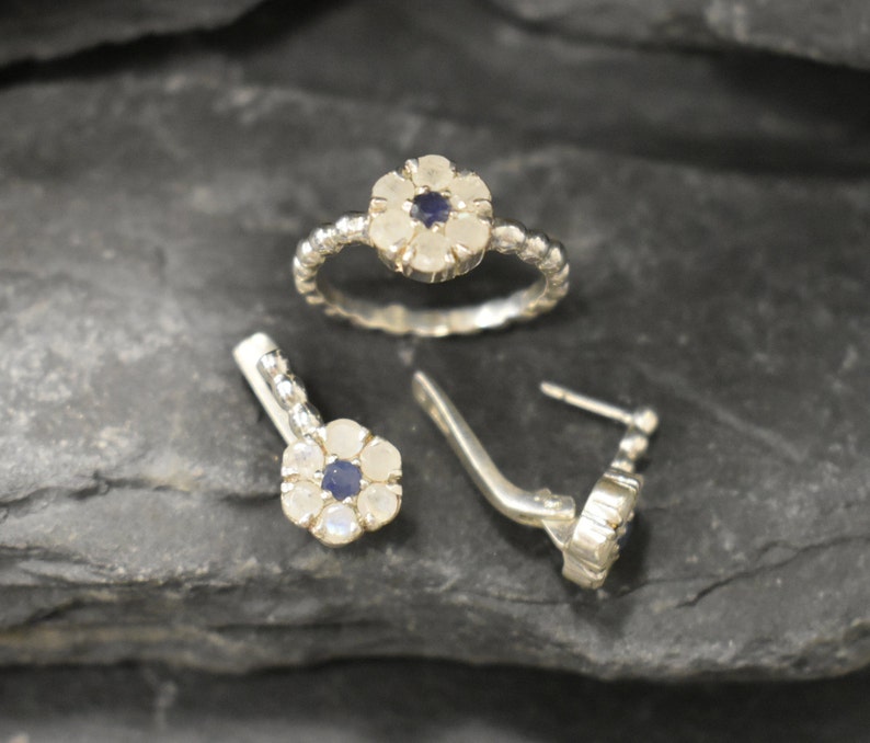 White Flower Ring Moonstone Ring Dainty Flower Ring Rainbow Moonstone Solid Silver Ring Flower Ring Daisy Ring Vintage Ring Sapphire