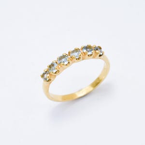 Ring blauwe topaas, gouden ring, geboortesteen december, stapelbare band, vergulde ring, sierlijke ring, sprankelende ring, gouden topaasband, ring vermeil