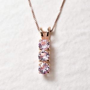 Roze morganiethanger, gemaakt morganiet, roségouden morganietketting, roze trilogieketting, roze stenen hanger, voor haar, bandjes van Adina