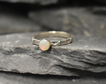 Feueropal-Ring, Solitärring, Stapelring, gehämmertes Band, Geburtsstein Oktober, zierlicher weißer Ring, Vintage-Ring, massiver Silberring, Opal
