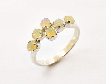 Anillo de ópalo de fuego, ópalo etíope natural, regalo de octubre, anillo de ópalo vintage, anillo de piedra preciosa amarilla, anillo de ópalo con diseño de bypass, para ella, Bands by Adina