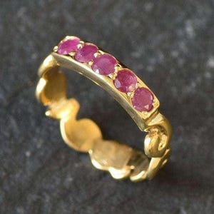 Bague rubis or, bague empilable, rubis naturel, pierre de naissance de juillet, bague rubis vintage, anneau de vagues en or, demi-bague d&#39;éternité, bague de juillet, or vermeil