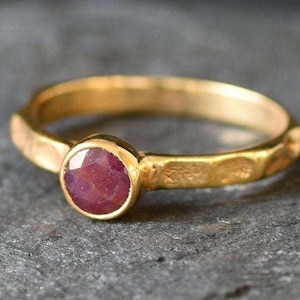 Bague rubis or, rubis naturel, pierre de naissance de juillet, bague solitaire en or, bague fine en or, anneau martelé, bague superposable, solitaire rubis, rubis