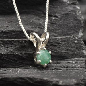 Colgante de esmeralda natural, delicado collar redondo, dije de esmeralda natural, piedra de nacimiento de mayo, lindo colgante redondo, esmeralda auténtica, colgante solitario imagen 5