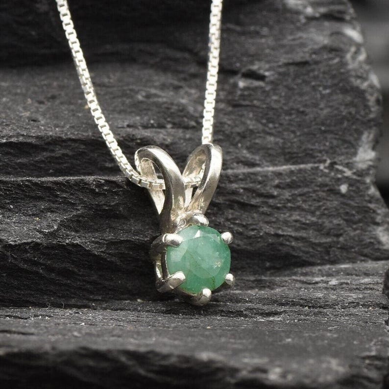 Colgante de esmeralda natural, delicado collar redondo, dije de esmeralda natural, piedra de nacimiento de mayo, lindo colgante redondo, esmeralda auténtica, colgante solitario imagen 5