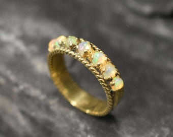 Anillo de oro con ópalo, anillo de ópalo, ópalo natural, piedra de nacimiento de octubre, anillo de media eternidad, anillo vintage de oro, anillo de eternidad de oro, anillo de plata maciza