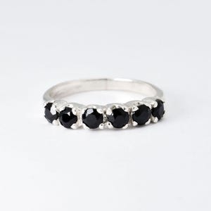 Onyx ring, natuurlijke onyx, zwarte eeuwigheidsring, half-eeuwigheidsring, vintage onyx ring, ring met edelstenen, zilveren onyx ring, ringen van Adina