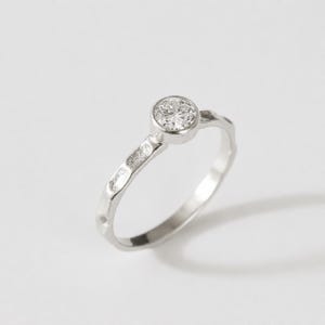 Anello con diamante martellato, fede nuziale solitaria impilabile, regalo per lei