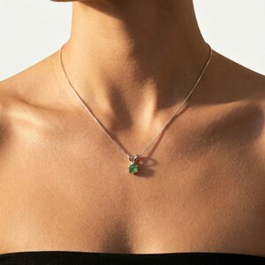 Colgante de esmeralda natural, delicado collar redondo, dije de esmeralda natural, piedra de nacimiento de mayo, lindo colgante redondo, esmeralda auténtica, colgante solitario imagen 2