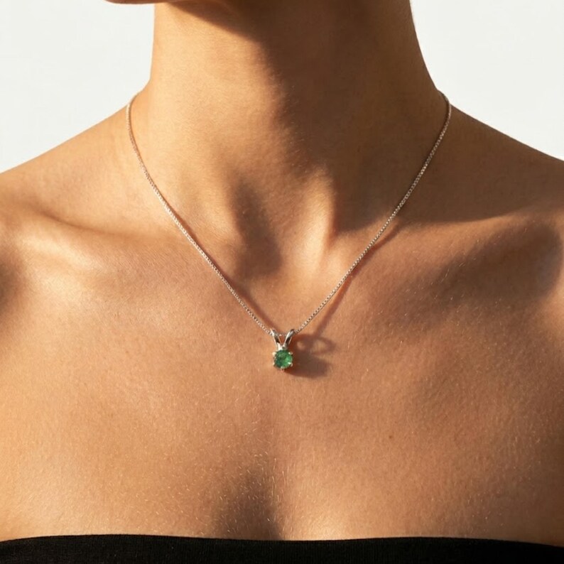 Colgante de esmeralda natural, delicado collar redondo, dije de esmeralda natural, piedra de nacimiento de mayo, lindo colgante redondo, esmeralda auténtica, colgante solitario imagen 2