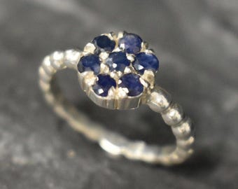 Blaue Blume Ring, natürlicher Saphir Ring, blauer Edelstein Ring, zierliche Blume Ring, September Geburtsstein, Vintage Ring, für sie, Bands von Adina