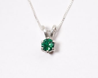 Colgante de esmeralda delicado, esmeralda sintética, colgante redondo pequeño, collar de esmeralda pequeño, collar para combinar con otras joyas, colgante de diamante verde, plata maciza