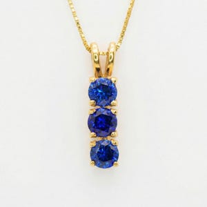 Collar de zafiro de tres piedras, colgante personalizado, colgante de trilogía de zafiro, colgante de piedra preciosa de oro, collar de capas, colgante de línea, vermeil