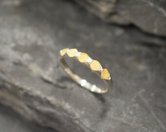 Anillo apilable de ópalo, anillo de ópalo natural, alianza de media eternidad, anillo de piedra natal de octubre, alianza minimalista, anillo de gema blanca, alianzas de Adina