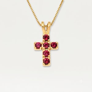 Ruby Cross-hanger, Ruby gemaakt, gouden Ruby-ketting, Rode Kruisketting, juli Birthstone-hanger, christelijke ketting, bandjes door Adina