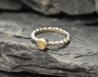Anillo de ópalo de fuego, ópalo natural, anillo de ópalo delicado, ópalo etíope, ópalo auténtico, anillo de ópalo vintage, piedra de nacimiento de octubre, anillo de plata maciza, ópalo