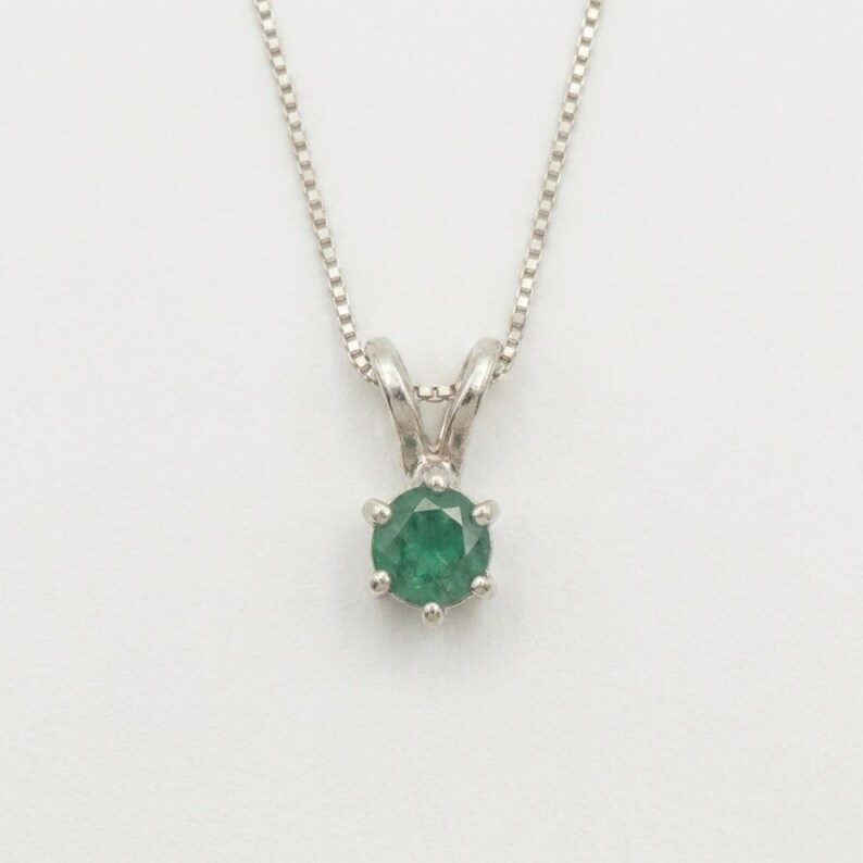 Colgante de esmeralda natural, delicado collar redondo, dije de esmeralda natural, piedra de nacimiento de mayo, lindo colgante redondo, esmeralda auténtica, colgante solitario imagen 1