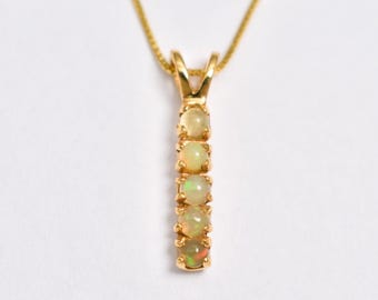 Złoty wisiorek z opalem, wisiorek z opalem, naturalny opal, kamień urodzinowy października, delikatny wisiorek z kroplą, minimalistyczny naszyjnik, naszyjnik warstwowy, złoto vermeil