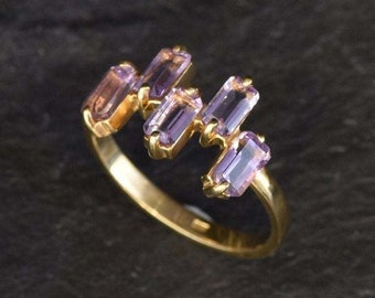 Gold Amethyst Ring, Baguette Band, natürlicher Amethyst, stapelbarer Ring, Februar Geburtsstein, lila Band, asymmetrischer Ring, Gold Vermeil Ring