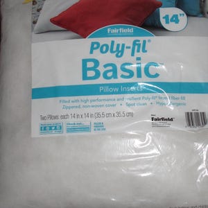 Puede incluir: Un paquete de dos rellenos de almohada Poly-fil Basic. El paquete presenta un fondo blanco con texto azul y blanco. Cada relleno de almohada mide 35,5 cm por 35,5 cm.