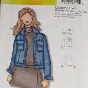 Könnte beinhalten: Ein Butterick-Schnittmuster, B5402, mit einem Jeansjacken-Design. Die Illustration zeigt eine Frau in einer blauen Jeansjacke über einem grauen Kleid. Das Muster enthält Größen für Damen, mit dem Text "Modern Fit with Ready-to-Wear Sizing".