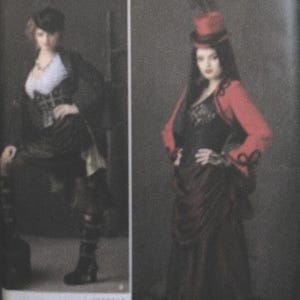 Può includere: Il modello Simplicity 1819 presenta due donne in costumi steampunk. Una donna indossa un abito nero con corsetto e stivali. L'altra indossa una giacca rossa e una gonna lunga. Il modello include un cappello a cilindro.