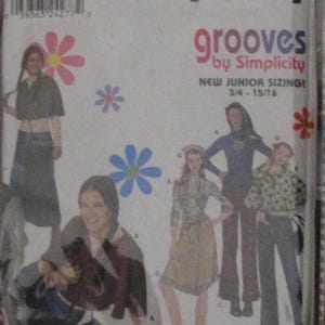 Può includere: Cartamodello Simplicity con il testo "grooves by Simplicity" e "NEW JUNIOR SIZING!" con taglie 3/4 - 15/16. Il modello presenta disegni di abbigliamento, decorati con motivi floreali.