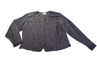 Camicetta da donna Voir Collection 20W, colore viola scuro, con pizzo ricamato e bottoni sul davanti.