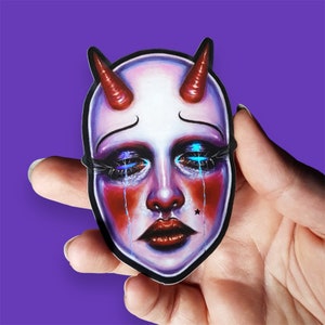 Adhesivo de vinilo holográfico brillante con lágrimas, resistente al agua, diseño oscuro, chica diablo triste llorando, para portátiles, botellas de agua, fundas de teléfono, etc.