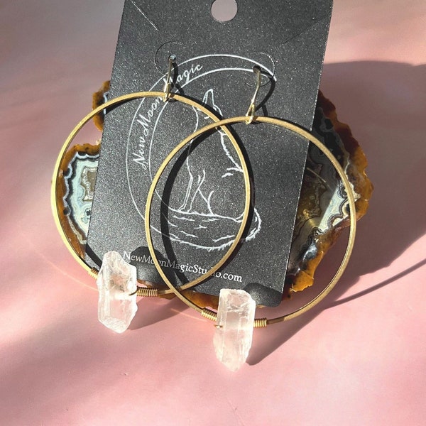 Pendientes minimalistas de aro de cuarzo crudo / Pendientes simples de piedras preciosas ligeras / Aros de cristal de cuarzo transparente hechos a mano