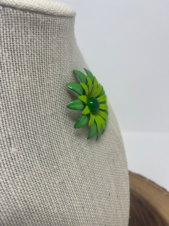 Green Enamel Daisy Pin | Vintage Floral Enamel Pi… - image 4