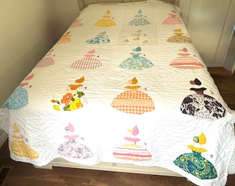 Vintage Sunbonnet Sue Quilt | Handgesteppter Patchwork Bettläufer aus Cottagecore Stoff