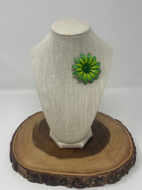 vintage green daisy pin Gem